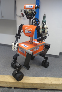 Mobile manipulion robot Mamaro